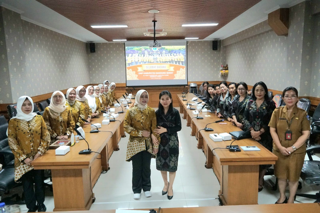 Plt. Ketua DWP Badung Terima Kunja DWP Kabupaten Bandung Barat